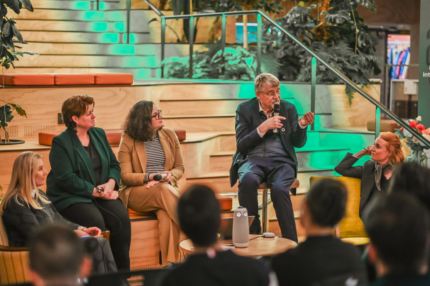 Panelsamtale v/Helene Gram, programleder Cities Mission i Stavanger kommune, Niki Frantzeskaki, professor i regional og metropolitan styring og planlegging v/Utrecht University, Markku Markkula, visepresident i EUs regionkomité og Marte Cecilie Wilhelmsen Solheim, prorektor for innovasjon og samfunn ved UiS. Foto: Nordic Edge.