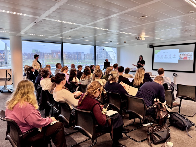 In Leuven: Helene Gram and Anna K. Enerstvedt presents Stavanger's Mission work.