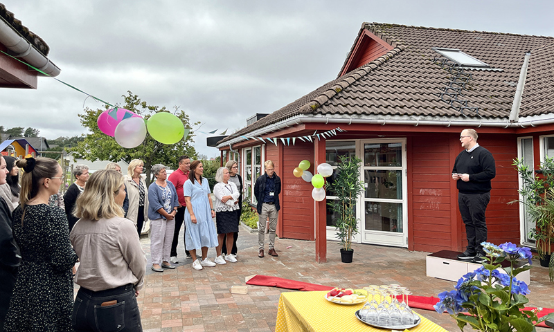 Vi ser de ansatte i arnehagen, stå i en halvsirkel og høre på talen til Erik Faret Sakariassen. 