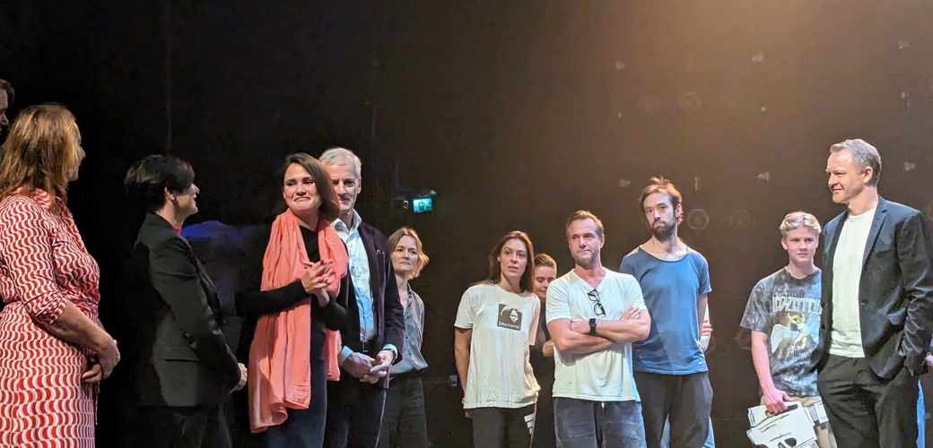 Fra venstre: varaordfører Dagny Sunnanå Hausken, adm. dir.  Siri Aavitsland (MUST), ordfører Kari Nessa Nordtun og statsminister Jonas Gahr Støre. Helt til høyre: Teatersjef Glenn André Kaada. Bilde fra pressekonferanse