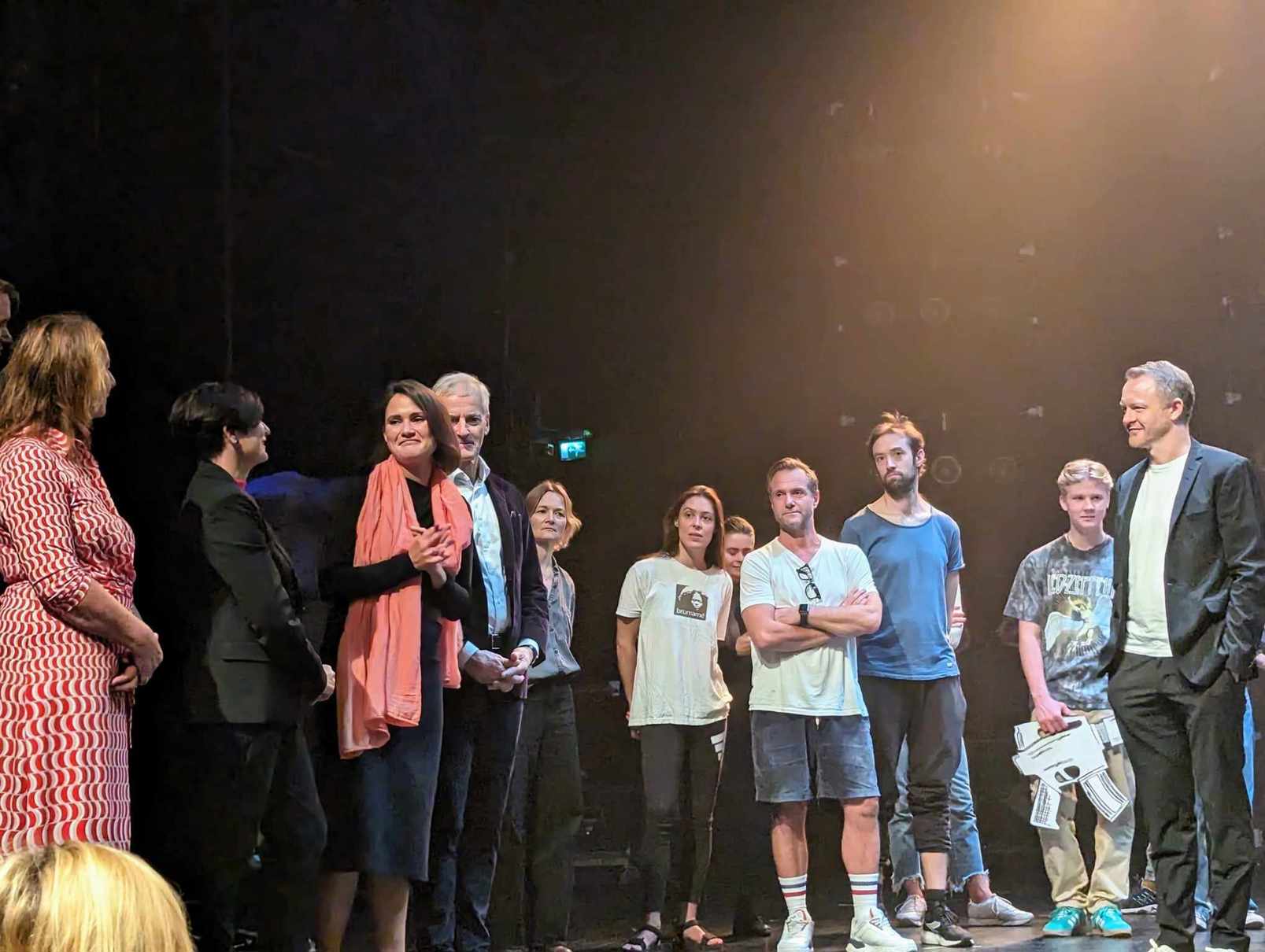 Fra venstre: varaordfører Dagny Sunnanå Hausken, adm. dir. Siri Aavitsland (MUST), ordfører Kari Nessa Nordtun og statsminister Jonas Gahr Støre. Helt til høyre: Teatersjef Glenn André Kaada. Bilde fra pressekonferanse