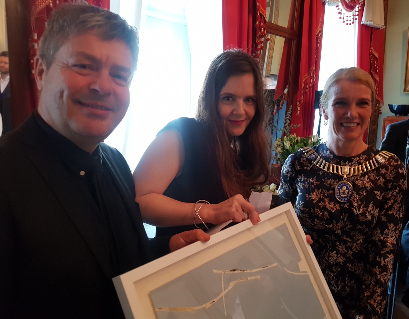 Fra venstre: Kultursjef Arnfinn Bjerkestrand, forfatter Kristin Auestad Danielsen og ordfører Christine Sagen Helgø. Bilde av kultursjef Arnfinn Bjerkestrand, forfatter Kristin Auestad Danielsen og ordfører Christine Sagen Helgø.