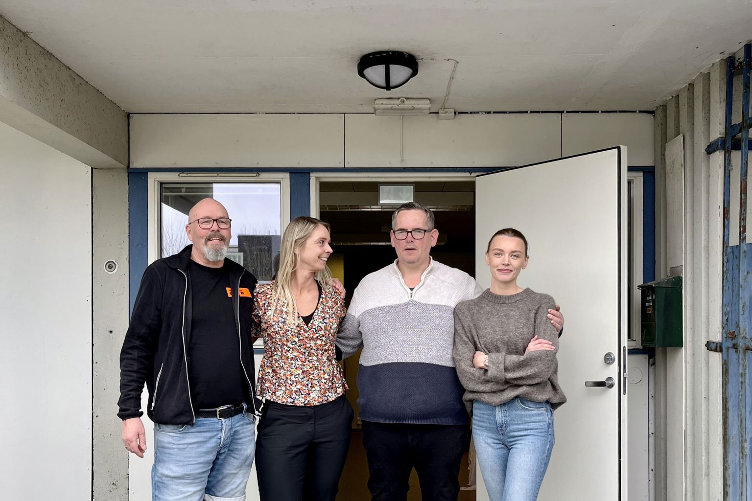 DRIFTER KAFEEN: Fra.v., Tom Erik Eltervåg, Kirkens Bymisjon, Silje Marie Strandberg, Stavanger kommune, Ole Johnny Svela og Ingeborg Lund, begge A-larm. Fire personer står skulder ved skulder foran inngangen til aktivitetskafeen.