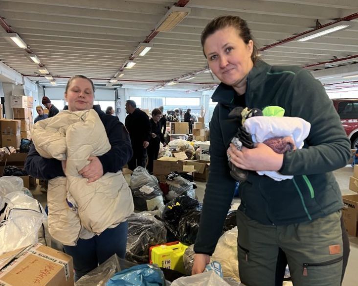 Joanna og Anna (t.h.) med innsamlede varer i lageret i Hoveveien i Sandnes. De to polske damene Joanna og Anna sammen med sekker og esker med utstyr og varer som er samlet inn til ukrainske flyktninger.