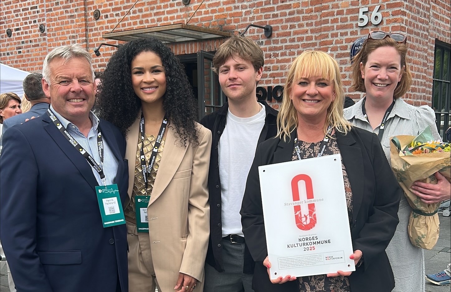 Fra venstre: Varaordfører Henrik Halleland, Siri Black Ndiaye og Heine Røise som sto for Stavangers kunstneriske bidrag i Drammen, Cille Ihle, leder av utvalg og kultur, idrett og samfunnsdialog, og kultursjef Kristina Ehrenberg-Rasmussen. Bilde fra prisutdeling