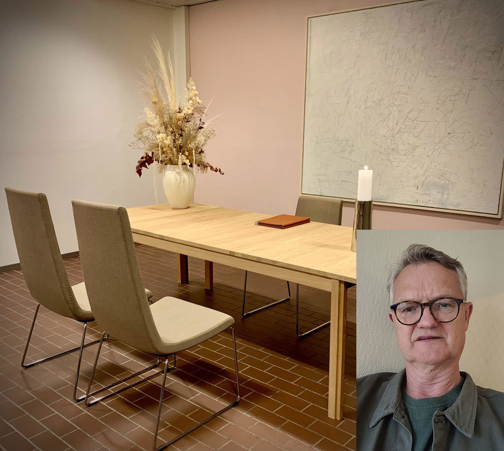 Stavanger kommune gjennomfører vielser for de som vil gifte seg fredager og enkelte lørdager. Politiker Arnt-Heikki Steinbakk er en av 21 oppnevnte vigslere fra kommunestyret og administrasjonen. Bilde fra vigslingsrom og bilde av Arnt-Heikki Steinbakk