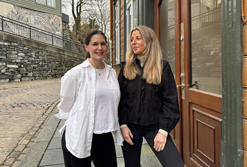 Psykologspesialist Kristiane Hagene og familieterapeut Amina Røsvik i ATV Ung Stavanger står foran lokalene der de jobber i Stavanger sentrum. 