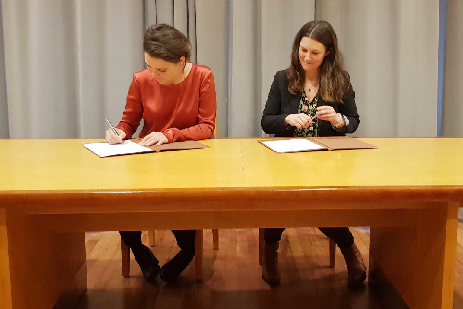 Avtalen som beskriver samarbeidet ble underskrevet av ordfører Kari Nessa Nordtun og generalsekretær Randi Hagen Eriksrud i organisasjonen Av-og-til på rådhuset mandag 27. januar. Avtalen som beskriver samarbeidet ble underskrevet av ordfører Kari Nessa Nordtun (t.v.) og generalsekretær Randi Hagen Eriksrud (t.h.) i organisasjonen Av-og-til på rådhuset, mandag 27. januar.