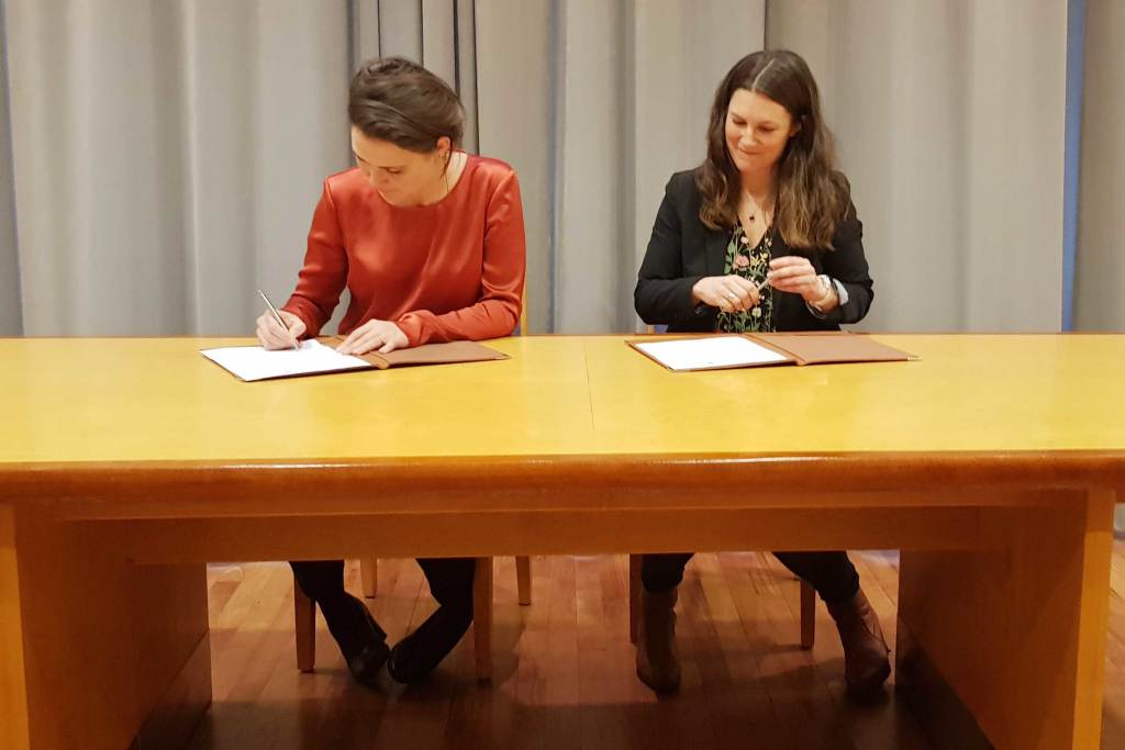 Avtalen som beskriver samarbeidet ble underskrevet av ordfører Kari Nessa Nordtun (t.v.) og generalsekretær Randi Hagen Eriksrud  (t.h.) i organisasjonen Av-og-til på rådhuset, mandag 27. januar.