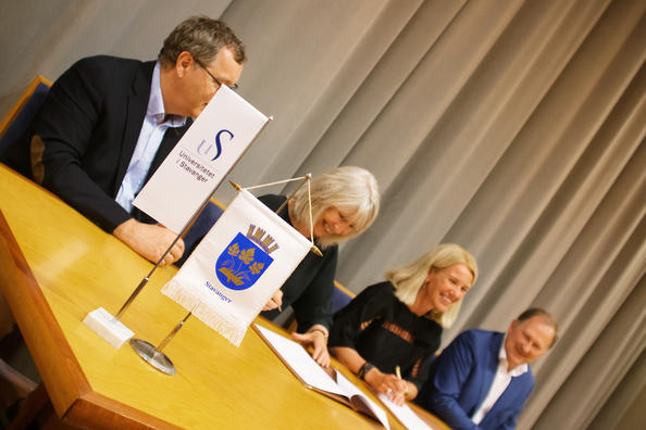 Signering av avtale med universitetsdirektør Ole Ringdal, rektor Marit Boyesen, ordfører Christine Sagen Helgø og rådmann Per Kristian Vareide