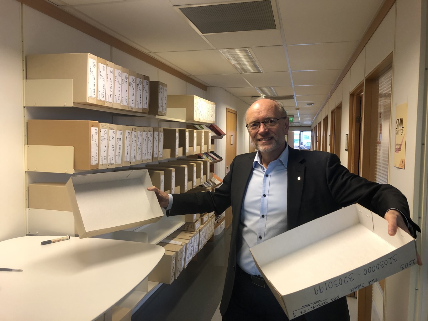Direktør i innovasjon og støttetjenester Birger S. Clementsen er strålende fornøyd med at fakturaeskene er tomme for papir. Direktør i innovasjon og støttetjenester Birger S. Clementsen er strålende fornøyd med at fakturaeskene er tomme for papir.