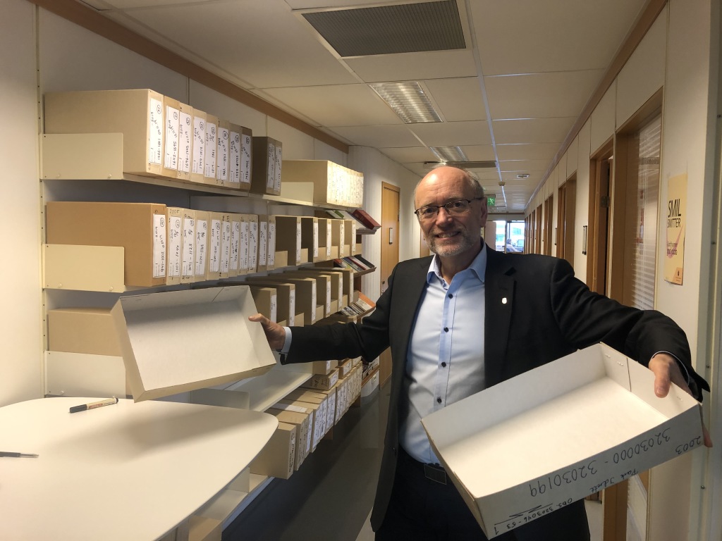 Direktør i innovasjon og støttetjenester Birger S. Clementsen er strålende fornøyd med at fakturaeskene er tomme for papir.