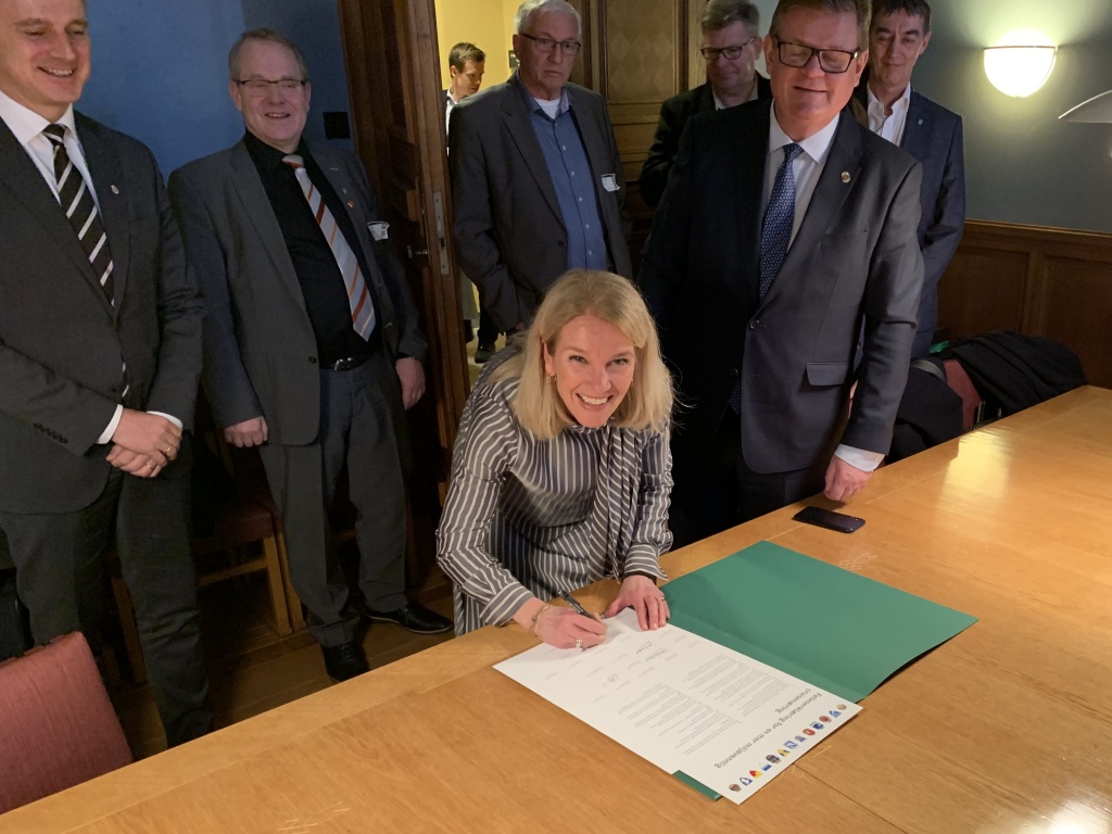 Bilde av ordfører Christine sagen Helgø som signerer avtalen.