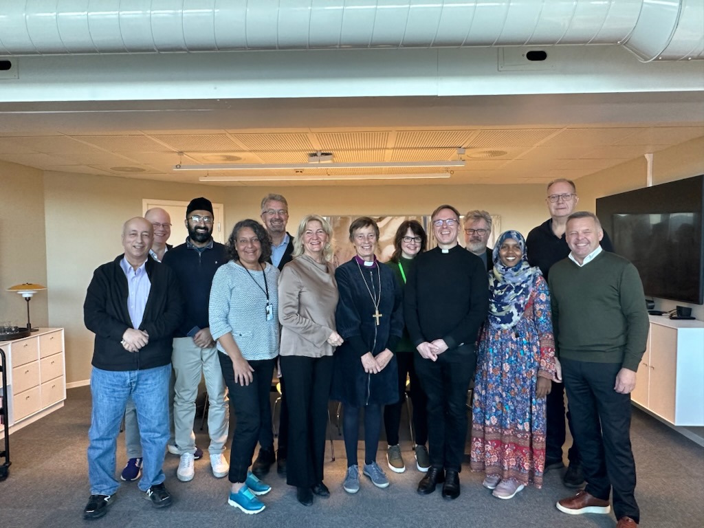 Disse deltok på dialogmøtet. Fra venstre: Ashkan Taheri (Bahaisamfunnet), Lars Slettebø (Kirkelig dialogsenter), Yasir Fawzi (Ahmadiyya muslimsk trossamfunn), Ingrid Hauge Rasmussen (spesialrådgiver mangfold i Stavanger kommune), Torgeir Tveter (Metodistkirken), ordfører Sissel Knuten Hegdal, biskop Anne Lise Ådnøy, Silje Vige Bergøy (Kvekersamfunnet), Pål Brattbakk (Den katolske kirke), Helge Haave (Human-Etisk Forbund), Ayan Jama (Muslimsk Fellesråd Rogaland), Jan Barstad (Kristensamfunnet) og varaordfører Henrik Halleland. Bilde fra dialogmøtet.