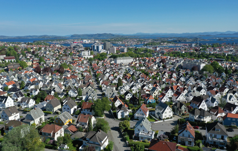 Dronebilde over trehusbyen og sentrum