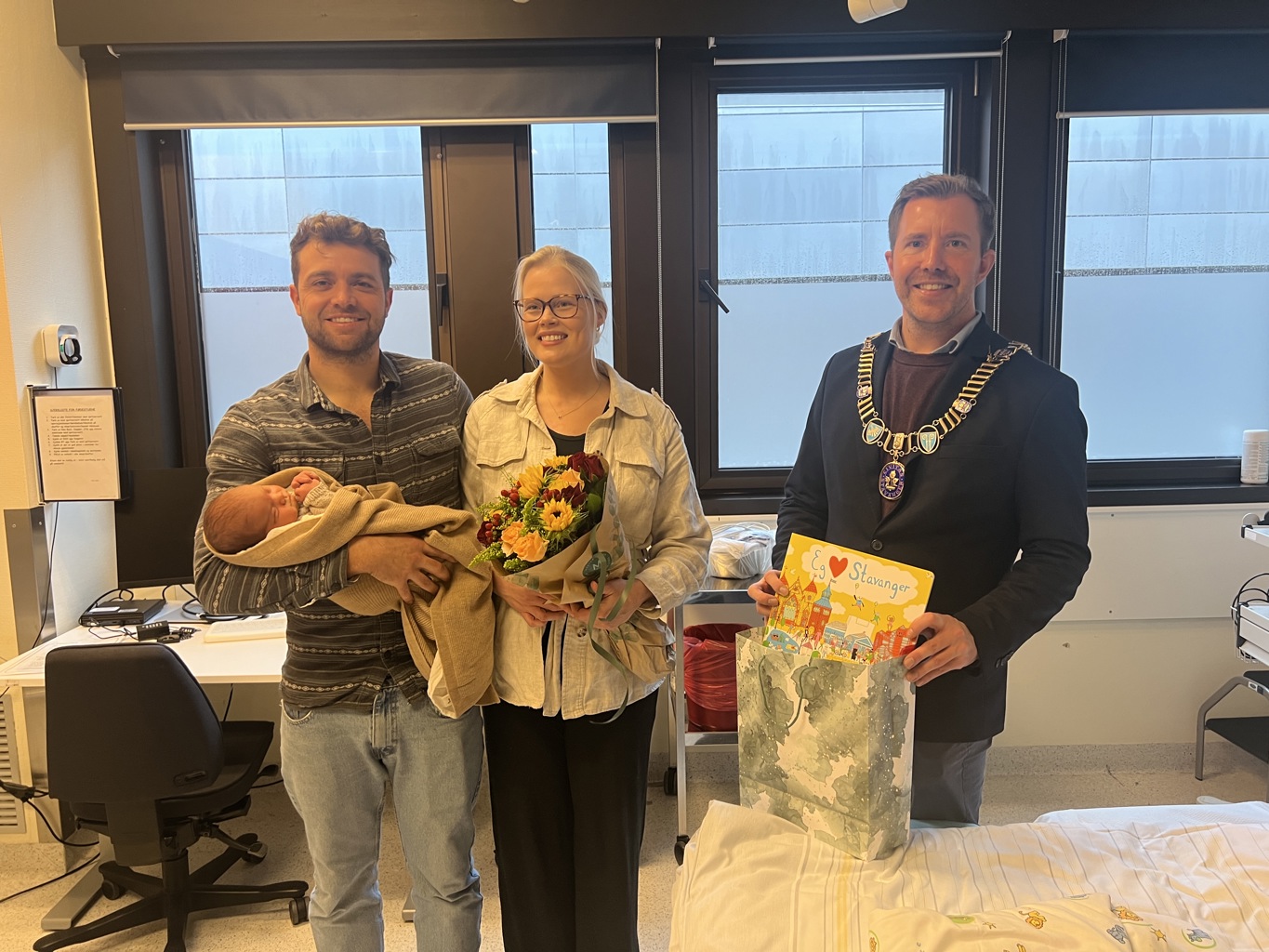 Far George Barran med Oliver, mor Ida Christiansen Hanstveit og ordfører Tormod Losnedal. Far George Barran med Oliver, mor Ida Christiansen Hanstveit og ordfører Tormod Losnedal.