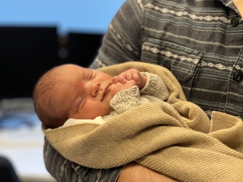 Her er han – jubileumsinnbyggeren! 3756 gram og 49 cm lang. (Nærbilde av sovende baby)