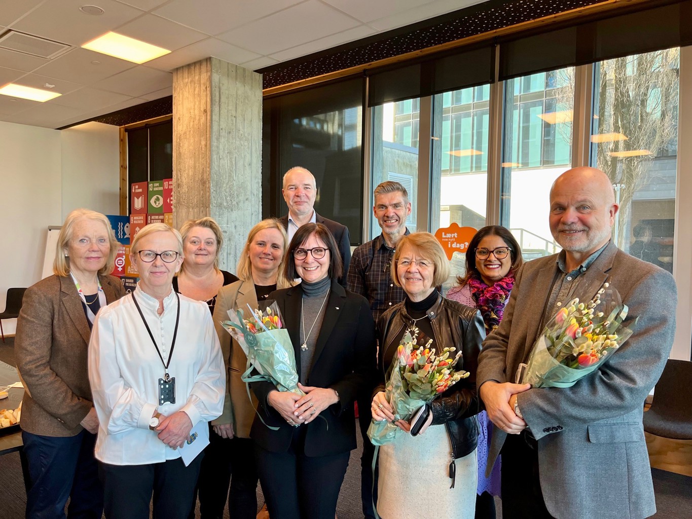 Den nye helseavtalen ble feiret av Stavanger kommune, UIS, VID vitenskapelige høgskole, Stand og Sola kommune. For navn se nederst i saken. Bildet viser ni personer, hvor to holder blomsterkvaster i hendene.