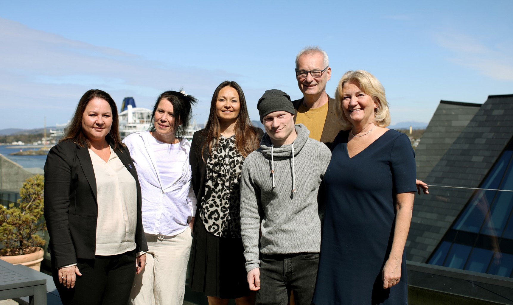 Feiret signeringen hos ordføreren. Fra venstre, Stina Løkke direktør for helse og velferd, Hanne Kluge fra Helt med, Anita Camilla Kvamsøe rådgiver i Stavanger kommune, Adam Berge fra Helt med, Jarle Eknes daglig leder for Helt med og ordfører Sissel Knutsen Hegdal.
På bildet fra venstre: Stina Løkke direktør for helse og velferd, Hanne Kluge jobbspesialist, Anita Camilla Kvamsøe rådgiver i Stavanger kommune, Adam Berge HELT MED, Jarle Eknes daglig leder HELT MED og ordfører Sissel Knutsen Hegdal.