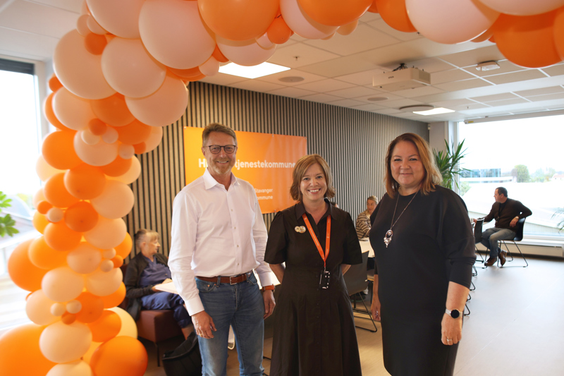 Hjemmetjenestekommunen Stavanger: Jon Petter Hernes, utvalgsleder for helse og velferd, Åse Wick, virksomhetsleder og Stina Løkke, direktør for helse og velferd ledet den offisielle markeringen ved Madla og Tjensvoll hjemmebaserte tjenester.
