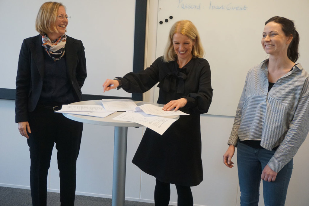SIGNERTE KONTRAKT: På bildet: Fra venstre: Hege Eiklid i Innocom AS, ordfører Christine Sagen Helgø og Kjersti Balke Hveem i TOPRO Industri AS.