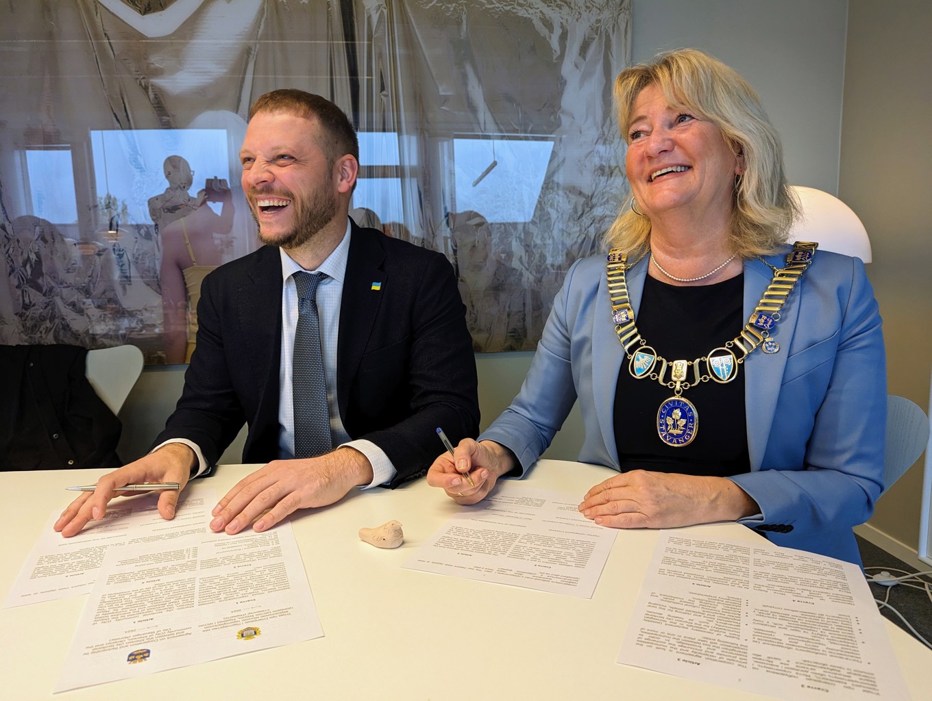 Varaordfører Vitalij Bielobrov i Kherson og ordfører Sissel Knutsen Hegdal Varaordfører Vitalij Bielobrov i Kherson og ordfører Sissel Knutsen Hegdal.