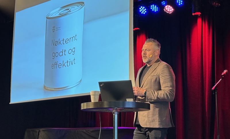 Kommunedirektør Kjartan Møller holder presentasjon foran storskjerm. 
