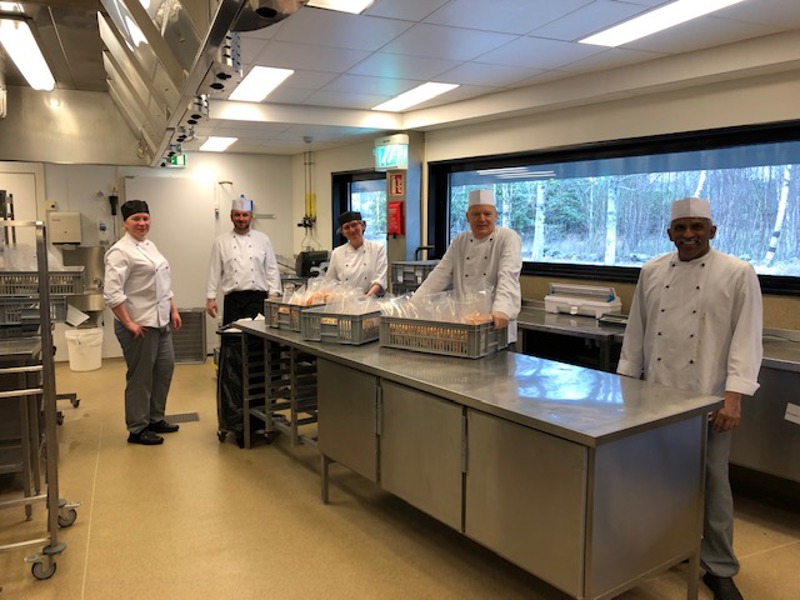 Betjeningen ved storkjøkkenet på Stokka har fulle dager, og produserer mat til mange av kommunens tjenster.  Fra venstre: Elisabeth Lundmark Asbjørnsen, Aleksansdar Mladenovski, Olga Kvalevåg Vik, Jostein Olsen og Francis Xavier Soosaipillai
