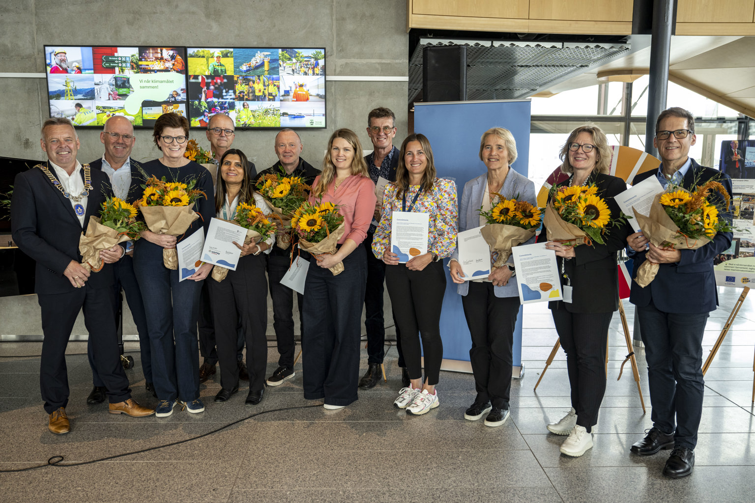 Foto Carina Johansen. Fra venstre: Henrik Halleland fungerende ordfører Stavanger kommune, Terje Eide (Nordic Edge), Ingrid Nordbø (IVAR IKS), Eimund Nygaard (Lyse), Rashmi Pradhan (Worley Rosenberg), Arild Olsen (Renovasjonen IKS), Åsta Vaaland Veen (Stavangerregionen Havn), Klaus Mohn (UiS),Katrine Hansen Johannesen (Stavangerregionen Havn) Anne Jorun Møkster (Simon Møkster Shipping), Kim Malmin (Felleskjøpet Rogaland Agder), Håkon Schwalb (Rogaland Fylkeskommune). Ikke tilstede: Stavanger Turistforening. Klimakontrakten 2024