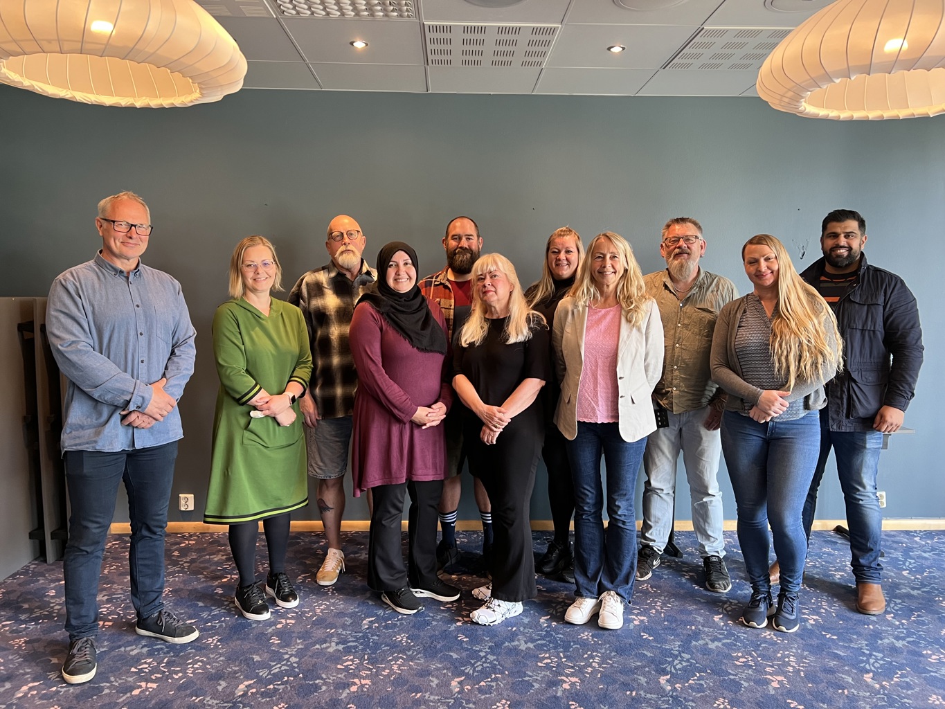 KLARE TIL INNSATS: Foran fra venstre Børge Øvrebø, Fullt Fokus, Kirsti Enoksen, Sør-Vest politidistrikt, Hilal Kocagüzel, EMbo Stavanger, Brit Gording, Rogaland fylkeskommune, Siv Aaneland, Flyktningtjenesten Stavanger kommune, Camilla Skjong, Sør-Vest politidistrikt.
Bak fra venstre: Stein Rune Eriksen, Fullt Fokus, Jostein Eikeland Fossan, Uteseksjonen Stavanger kommune, Ragnhild Hobberstad, Time kommune, Roy Ove Wiik, Sola kommune, Irfan Ulhaq Mna, Sandnes kommune.
Mentorene samlet og oppstilt i to rekker.