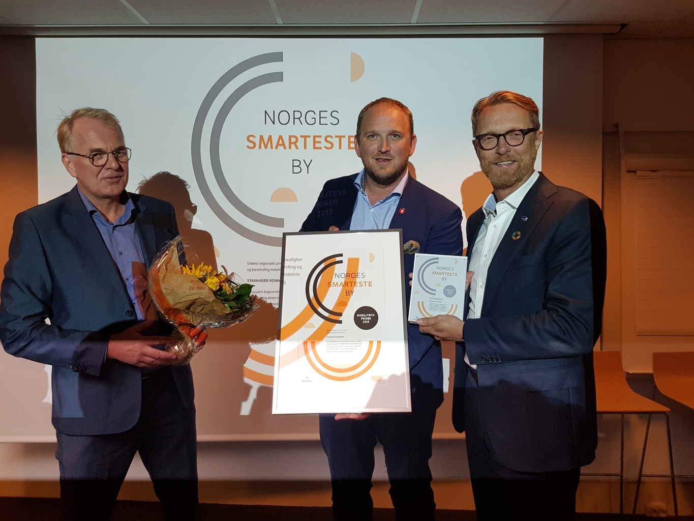 På bildet: Fra venstre: Vegdirektør Bjørne Grimsrud, kommunalråd John Peter Hernes og samferdselsminister Jon Georg Dale Bilde fra prisutdelingen