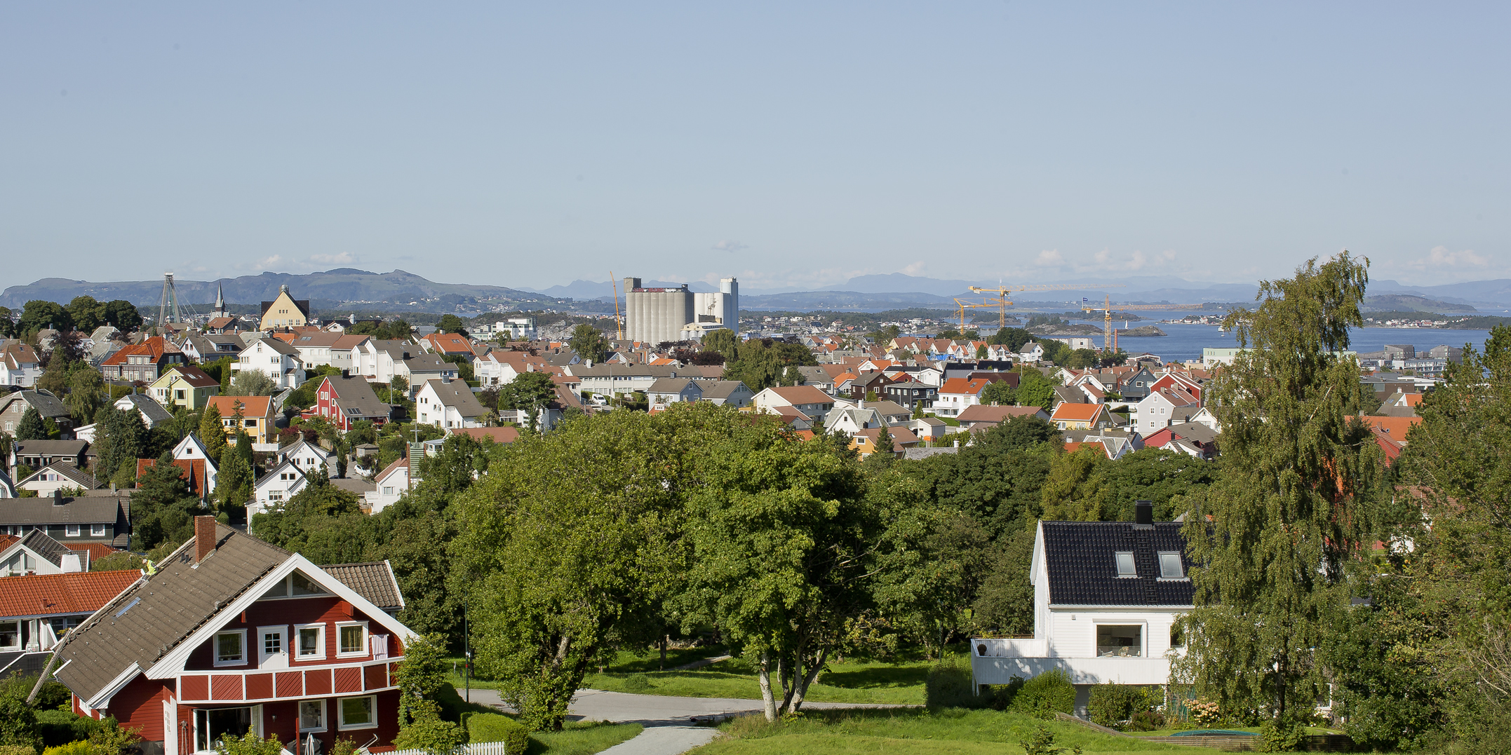 Bildet viser utsikten fra Varden på Storhaug mot byen. Vi mange hus fra den grønne åsen. 