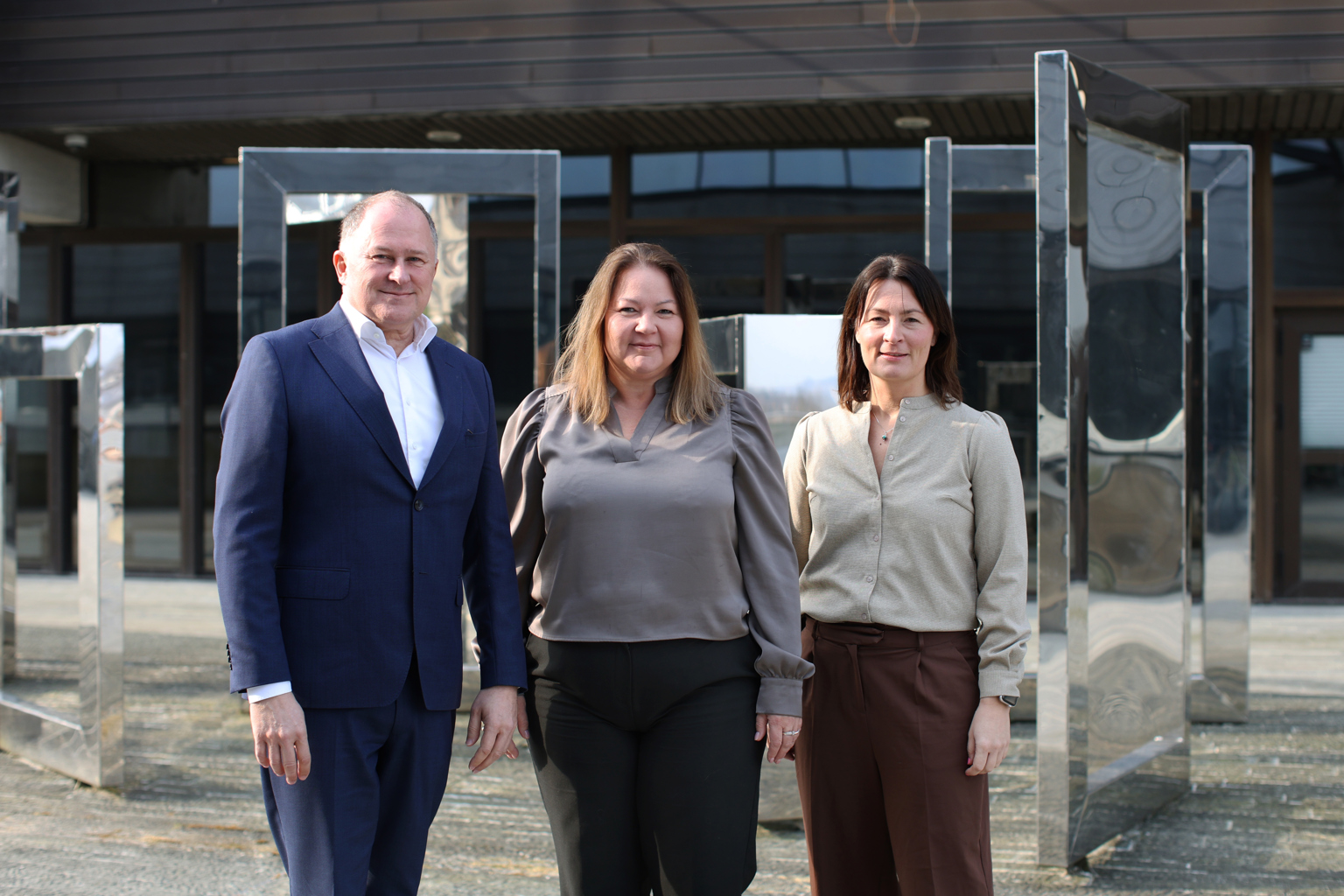 Kommunedirektør, Per Kristian Vareide, Stina Løkke, direktør for helse og velferd, og Kristine Skjøthaug, avdelingsjef for e-helse og velferdsteknologi. Kommunedirektør Per Kristian Vareide, Stina Løkke, og Kristine Skjøthaug avdelingsleder for e-helse