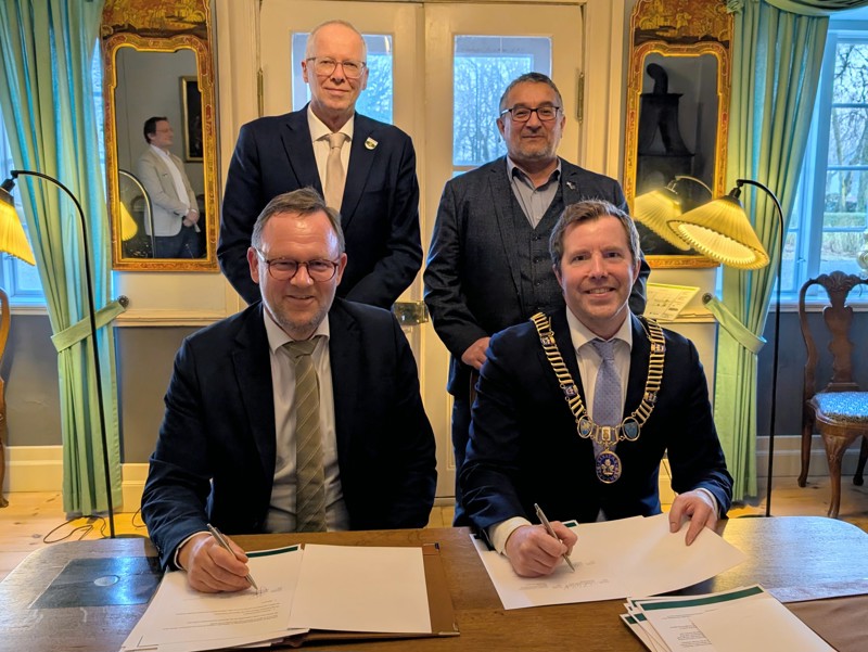 Bilde av representanter for de fire byene.