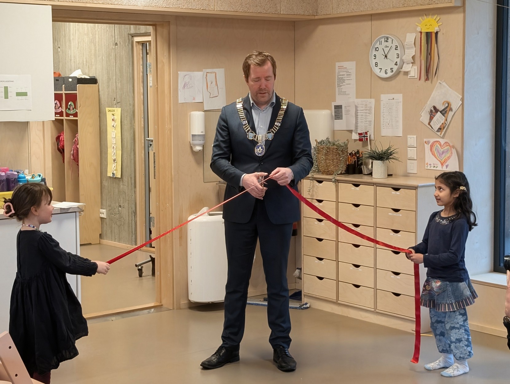 Ordfører Tormod W. Losnedal klipper snor i Strømvig barnehage