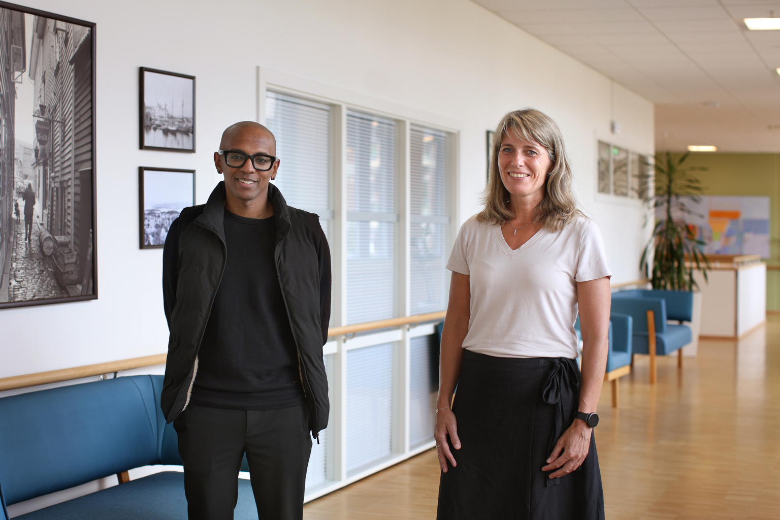 Prosjektleder Ruben Hakin sammen med virksomhetsleder Ann Helen Brune Aune på Lervig sykehjem. Sykehjemmet har brukt sensorvarslingen en stund og har høstet gode erfaringer. Ruben Hakin og Ann Helen Brune Aune