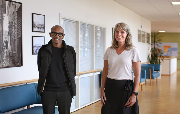 Prosjektleder Ruben Hakin sammen med virksomhetsleder Ann Helen Brune Aune på Lervig sykehjem. Sykehjemmet har brukt sensorvarslingen en stund og har høstet gode erfaringer.  Ruben Hakin  og Ann Helen Brune Aune