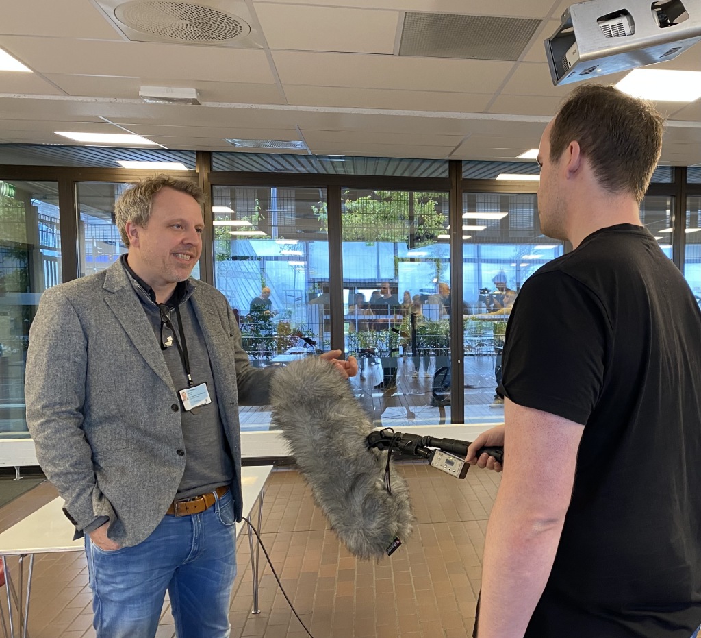 Runar Johannessen blir intervjuet av en NRK-journalist.