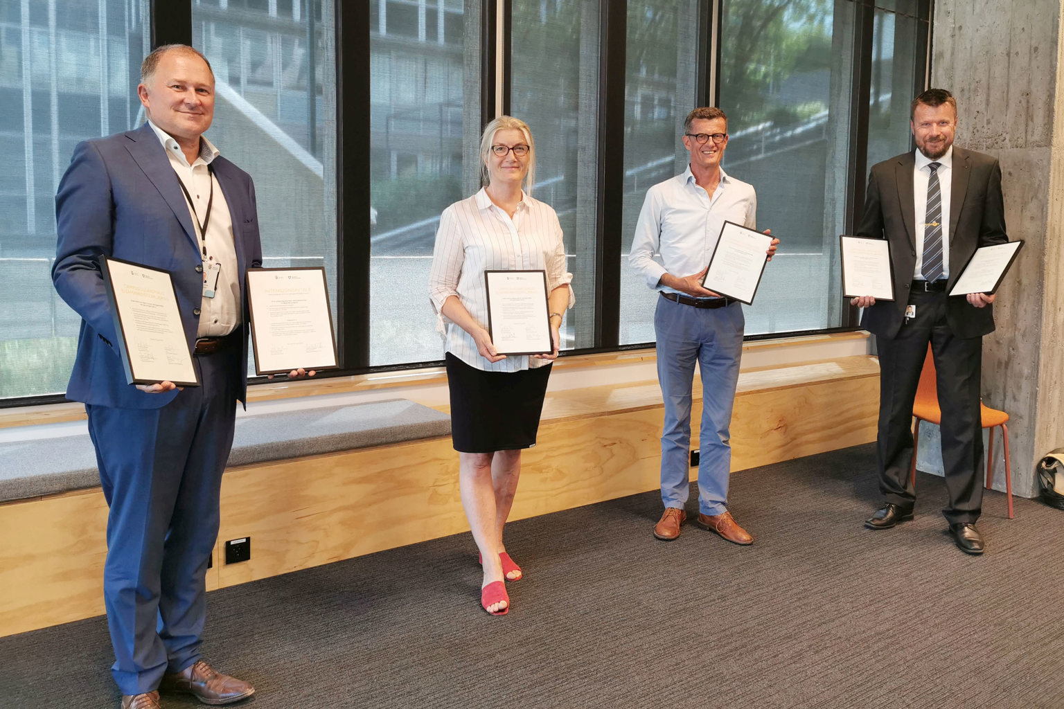 SIGNERING: Fra venstre kommunedirektør Per Kristian Vareide, adm. direktør Helle K. Schøyen ved Stavanger universitetssjukehus (SUS), rektor Klaus Mohn ved Universitetet i Stavanger og fylkesrådmann Inge Smith Dokken. Bilde fra signering. Stavanger kommune, Universitetet i Stavanger, Stavanger Universitetssjukehus og Rogaland fylkeskommune undertegnet tirsdag 18. august en samarbeidserklæring om campus Ullandhaug.