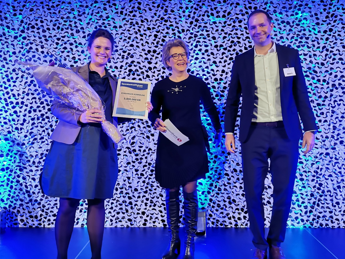 Ordfører Kari Nessa Nordtun fikk overrakt gaven torsdag 10. september av konsernsjef Benedicte Schilbred Fasmer i SpareBank 1 SR-Bank og daglig leder Kjetil Skjæveland i Sparebankstiftelsen SR-Bank, under konferansen FOR ALLE! 2022. Bilde fra overrekkelsen