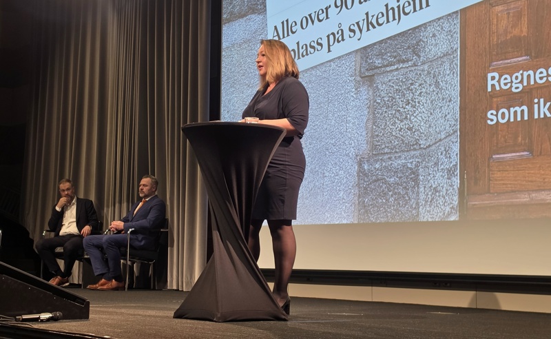 Direktør for helse og velferd, Stina Løkke på scenen under presentasjonen av stavangerbudsjettet. 