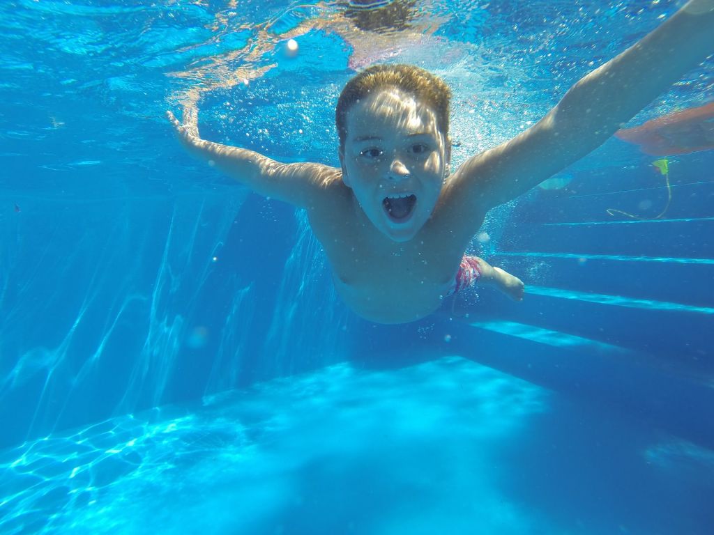 Bilde av barn som svømmer under vann