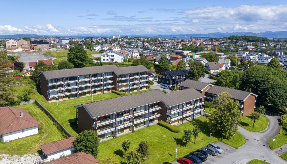 De tidligere personalboligene for ansatte ved Stavanger universitetssykehus er overtatt av Stavanger kommune. Bildet viser de tre blokkene fra luften, og deler av omgivelsene og bydelen rundt. Bildet er tatt med en drone.