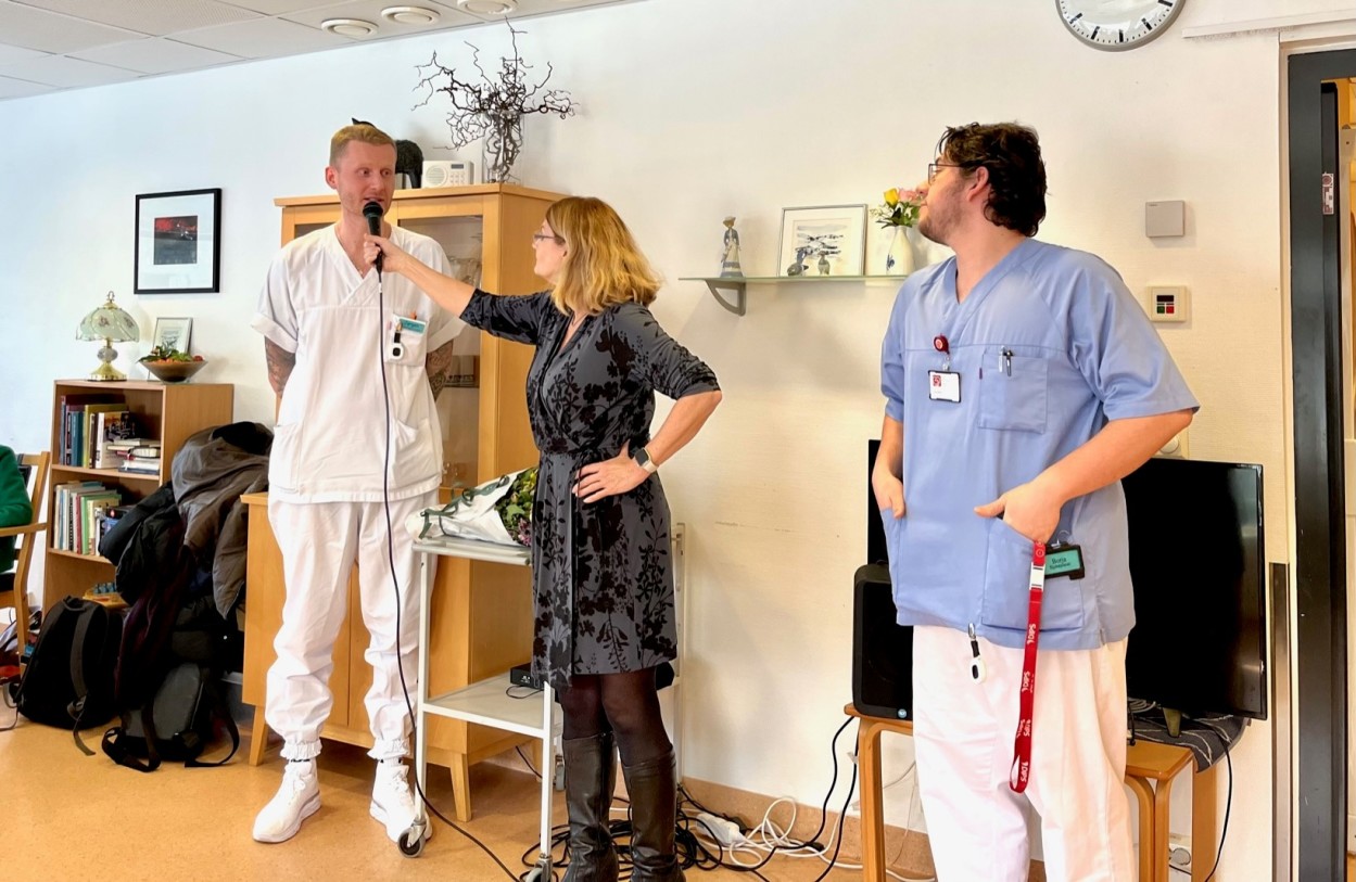Bildet viser to to pleiere på Tasta sykehjem som snakker med lederen for å forteller om hvordan har jobbet med det nye sensorsystemet.