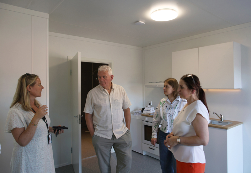  Tor Arne Hartvigsen ( i midten) på befaring i leilighet med blant annet Håland fra Boligbygg, og representanter fra R:Elsk ombrukssenter hos IVAR for å starte møblering og innflytting. 