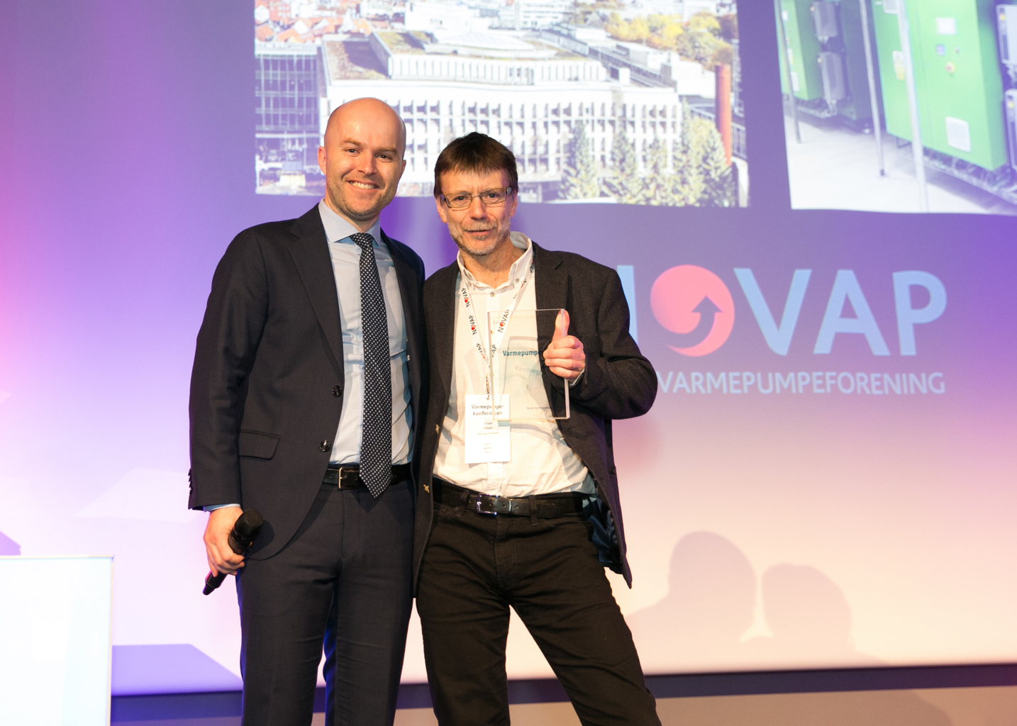 Prisutdeler Rolf Iver Mytting Hagemoen, daglig leder i Norsk Varmepumpeforening
sammen med Ernst Olsen, leder drifts- og energiseksjon, Stavanger kommune
Prisutdeler Rolf Iver Mytting Hagemoen, daglig leder i Norsk Varmepumpeforening
sammen med Ernst Olsen, leder drifts- og energiseksjon, Stavanger kommune