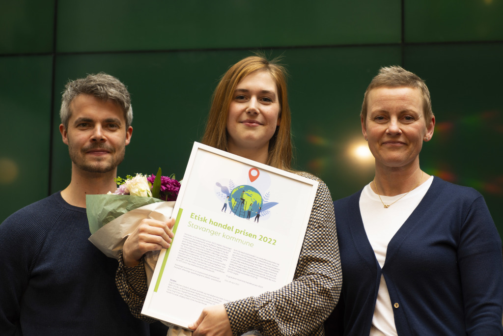 På bildet tar Jakob Ruus, Emilia Tufto og Siri Loen fra Stavanger kommune imot Etisk handel-prisen 2022.