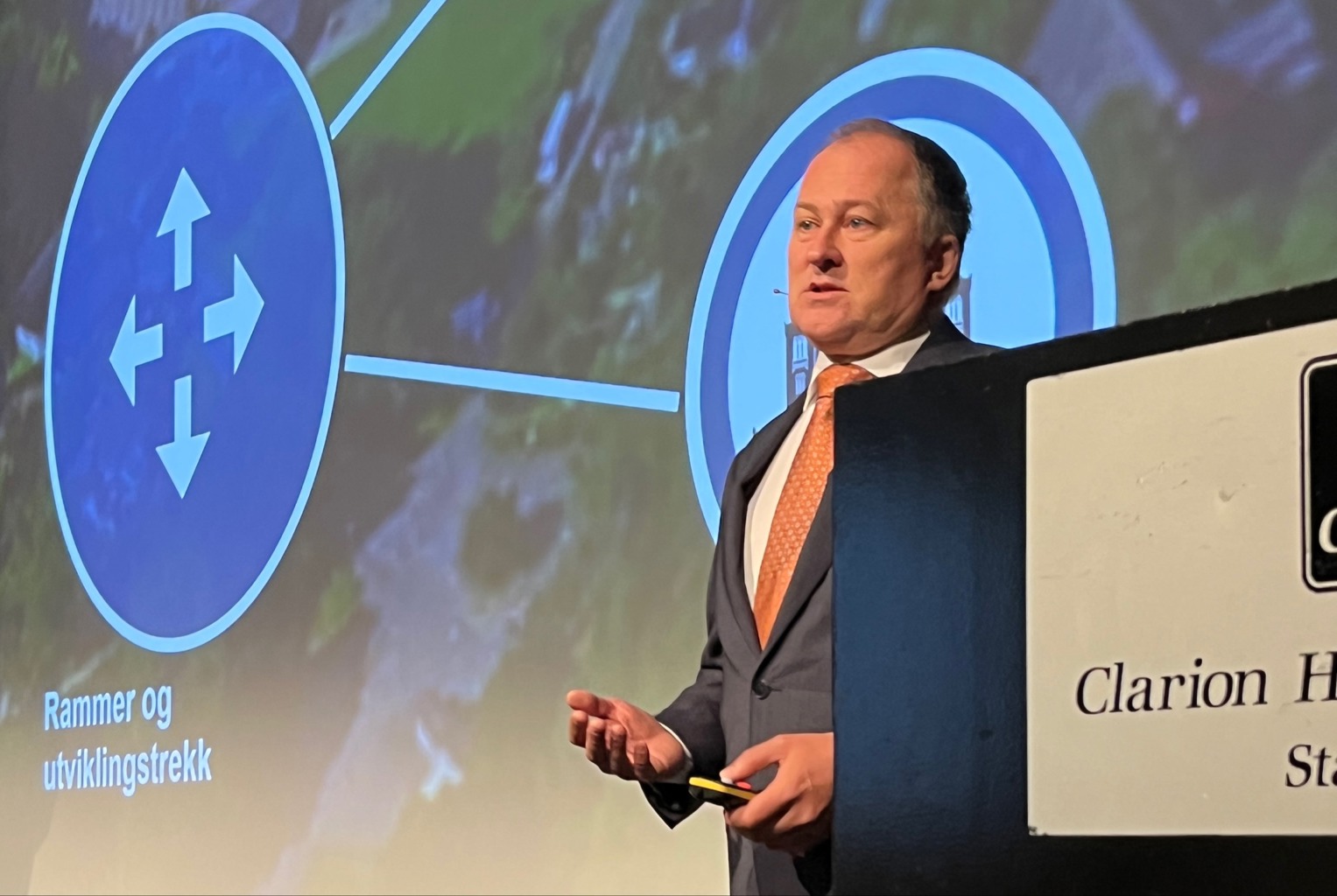 Kommunedirektør Per Kristian Vareide legger frem forslag til Handlings- og økonomiplan 2023-2026 Mann på scene