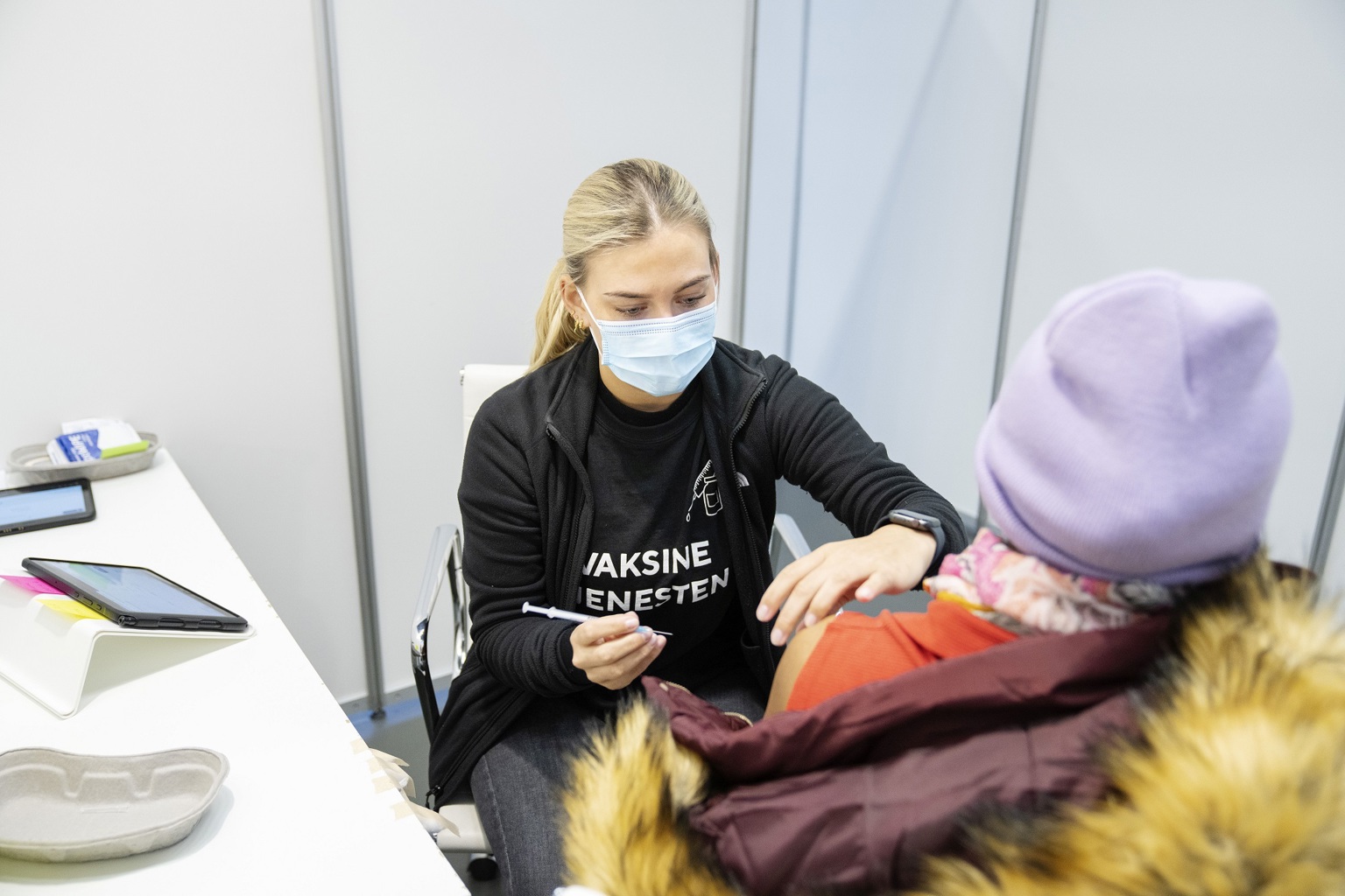 Foto: Marie Von Krogh Sykepleier vaksinerer en innbygger