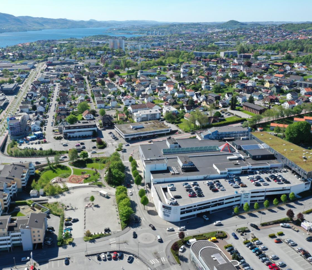 Dronebilde over Hillevåg, med kjøpesenteret Kilden, torget og boligområde i bakgrunnen.
